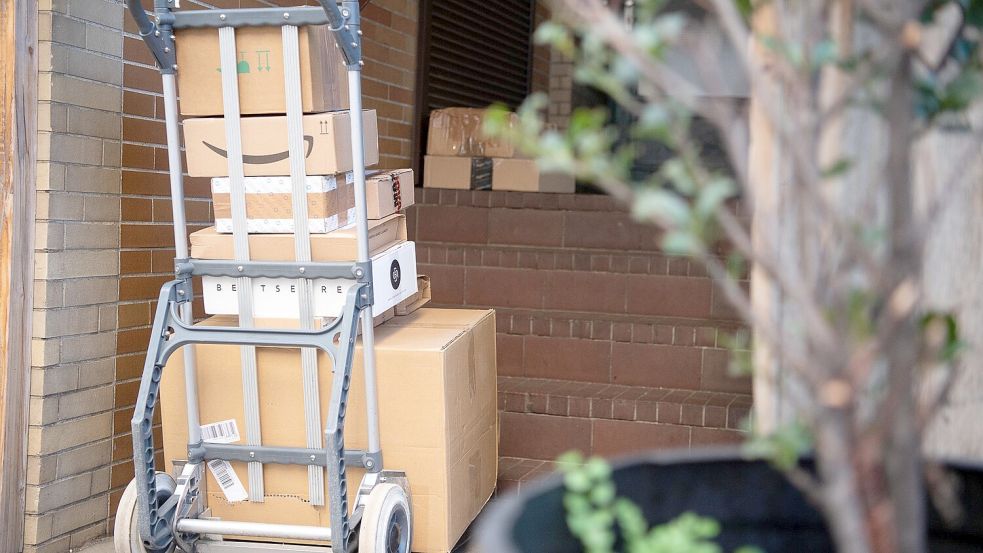 Nicht jede Paketabgabe beim Nachbarn oder das Ablegen vor der Haustür ist erlaubt. So funktionieren Zustellung, Abstellerlaubnis richtig. Foto: dpa/Sebastian Gollnow