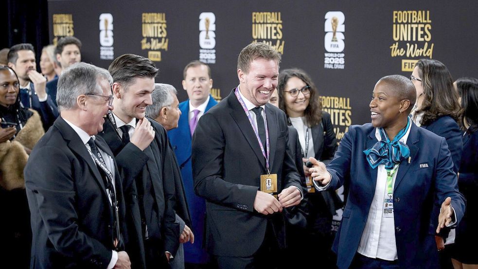 Julian Nagelsmann läuft über den Roten Teppich bei der WM-Auslosung. Foto: Koen Van Weel