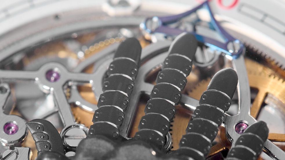 Ein anonymer Bieter ersteigert eine wertvolle Armbanduhr aus dem Besitz von US-Regisseur Francis Ford Coppola. Foto: ---/Phillips/dpa