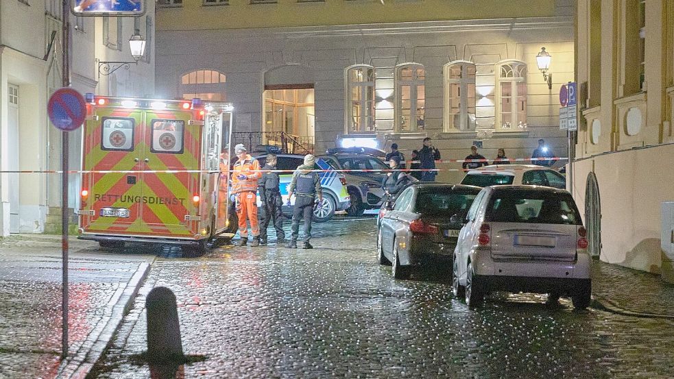 Auch ein Rettungswagen war vor Ort. Foto: Tizian Gerbing/dpa