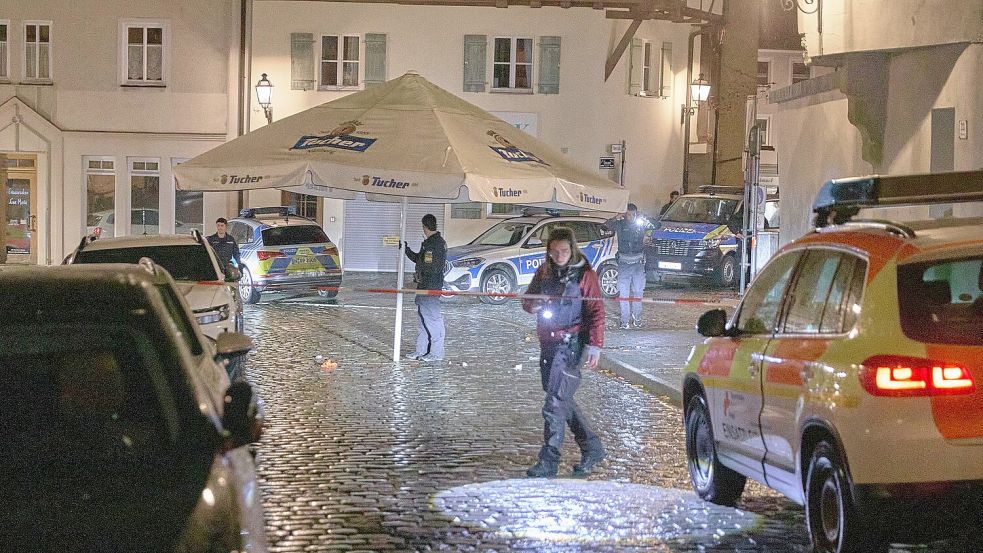 Polizisten suchen in der Innenstadt von Ansbach den Tatort ab. Foto: Tizian Gerbing/dpa