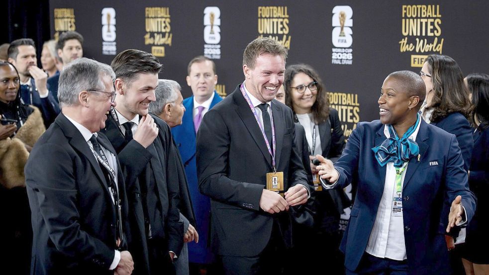 Julian Nagelsmann läuft über den Roten Teppich bei der WM-Auslosung. Foto: Koen Van Weel