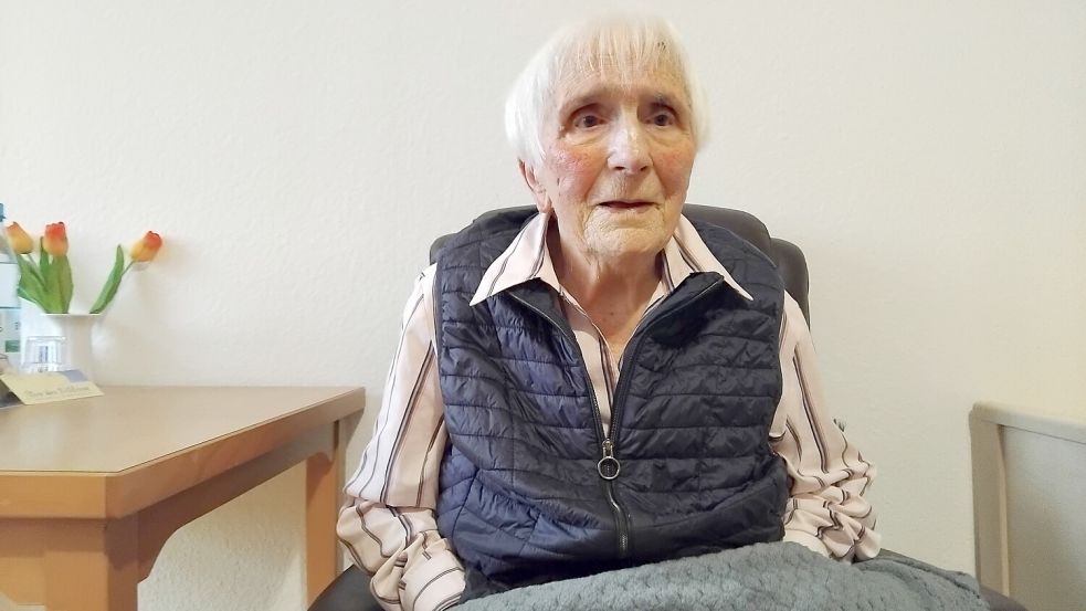 Luise Schmidt lebt mittlerweile im Reilstift in Rhauderfehn. Am 7. Dezember 2025 feiert sie ihren 100. Geburtstag. Foto: Clarissa Scherzer