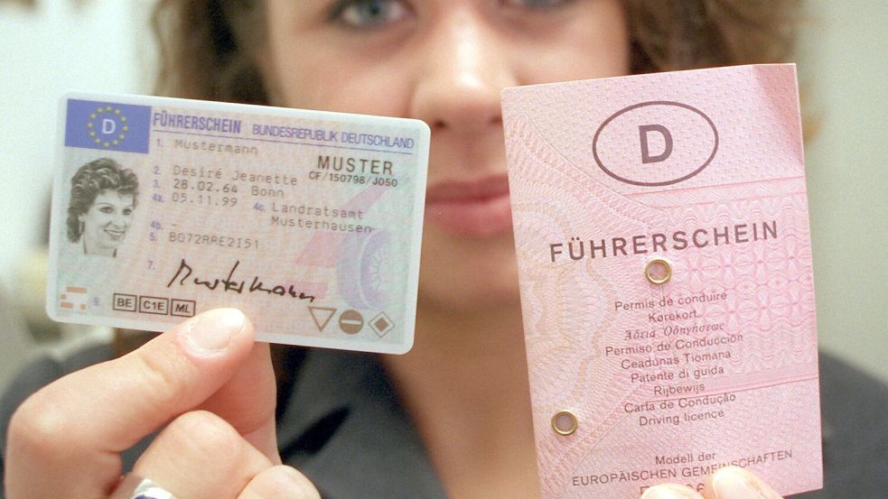 Den fälschungssicheren EU-Führerschein gibt es schon seit 1999, zunächst jedoch ohne Ablaufdatum. Bis 2033 soll jeder Führerschein eins haben. Foto: DPA