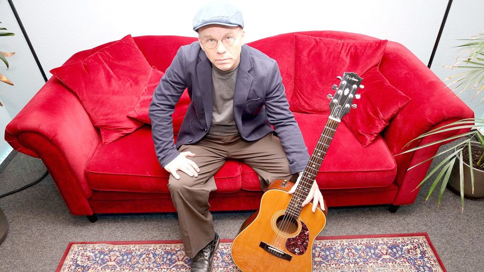 Der Gitarrist und Sänger Hans-Ulrich Schmidt aus Osnabrück hat mit seinem Projekt Gentlemusik beim Deutschen Rock- und Pop-Preis abgeräumt. Foto: Thomas Wübker