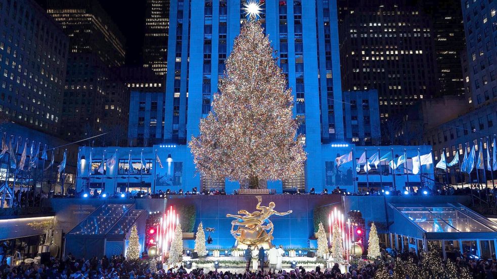Der aktuelle Weihnachtsbaum am Rockefeller Center in Manhattan: Mehr als 20 Meter hoch und geschmückt mit über 50.000 LEDs markiert er den Beginn der Weihnachtszeit in New York. Foto: Yuki Iwamura/AP/dpa