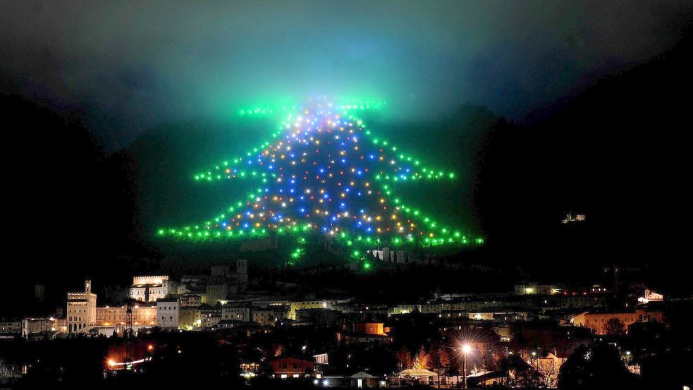 Der Baum so groß wie ein Berg: Eine 750 Meter hohe Lichtinstallation mit Hunderten Leuchtpunkten erstrahlt im Dezember 2009 am Berghang im italienischen Gubbio. (Archivbild) Foto: Pietro Crocchioni