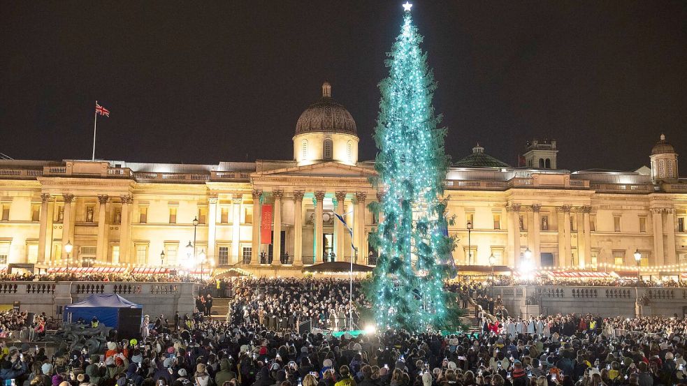 Der traditionell von Norwegen geschenkte Baum 2019 auf dem Trafalgar Square: Über 20 Meter hoch, schlicht dekoriert und ein Symbol der britisch-norwegischen Freundschaft seit 1947. (Archivbild) Foto: Dominic Lipinski