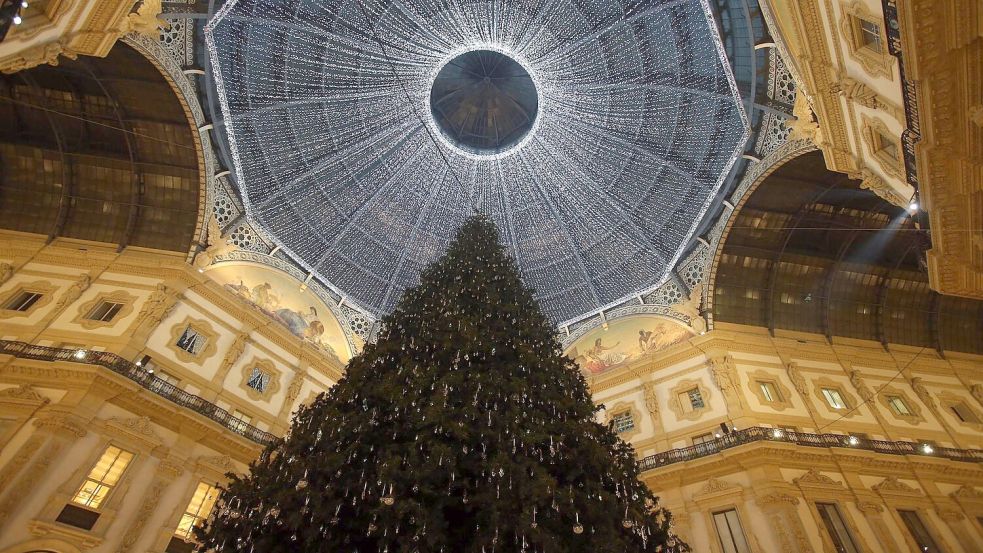 Moderne Inszenierung in Mailands berühmter Einkaufsgalerie: Der Weihnachtsbaum - hier im Dezember 2016 - wird glamourös mit LED-Lichtern beleuchtet und luxuriösen Ornamenten von Marken wie Cartier oder Swarovski verziert. (Archivbild) Foto: Matteo Bazzi