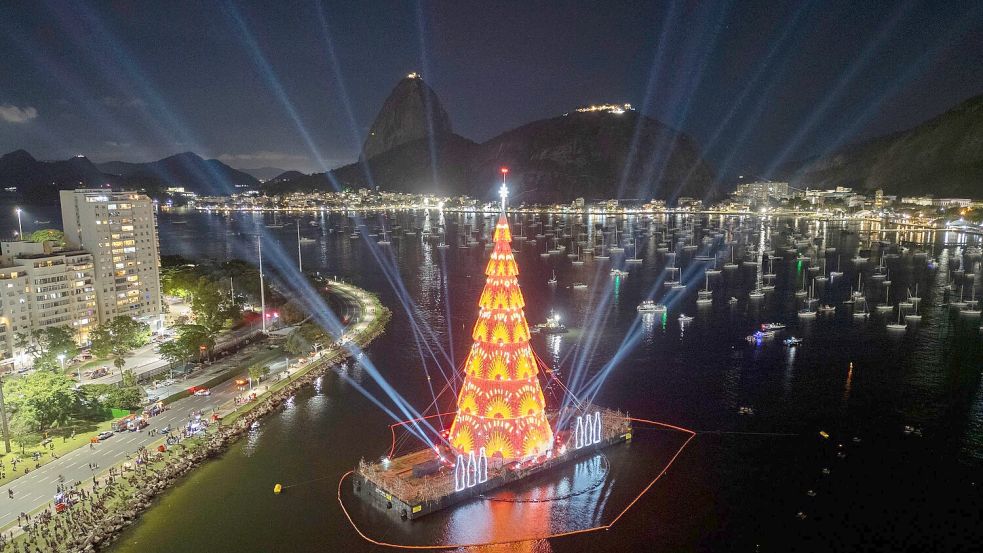 Der schwimmende Weihnachtsbaum am Strand von Botafogo in Rio de Janeiro: Die rund 80 Meter hohe, spektakulär beleuchtete Installation auf dem Wasser gilt als Comeback des berühmten „Flutuante“. (Archivbild) Foto: Bruna Prado/AP/dpa