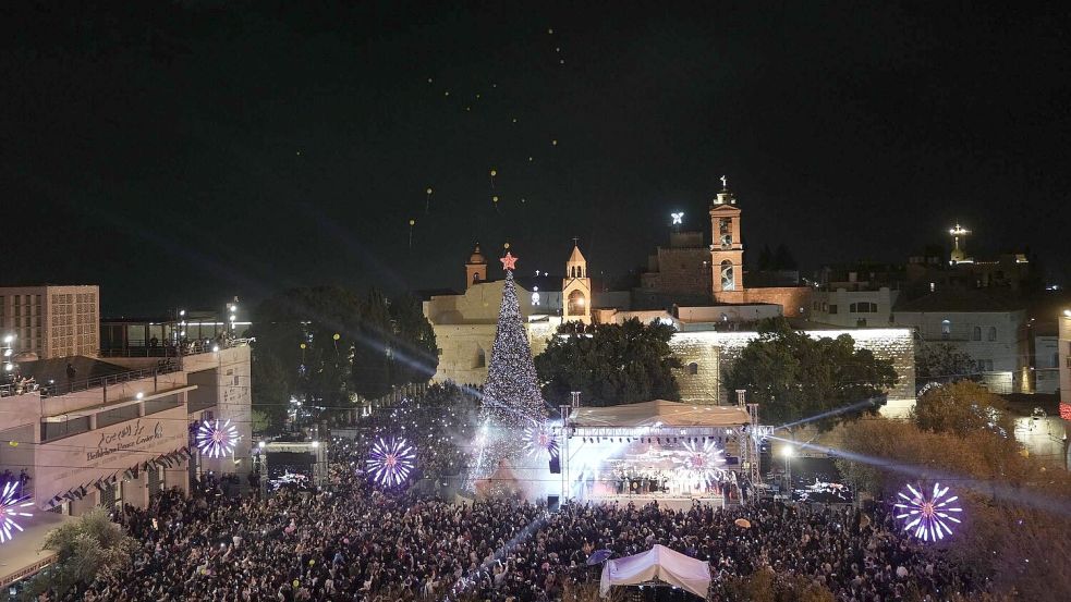 In diesem Jahr steht wieder ein Weihnachtsbaum auf dem Krippenplatz neben der Geburtskirche in der Stadt Bethlehem, die traditionell als Geburtsort von Jesus Christus gilt. Foto: Mahmoud Illean/AP/dpa