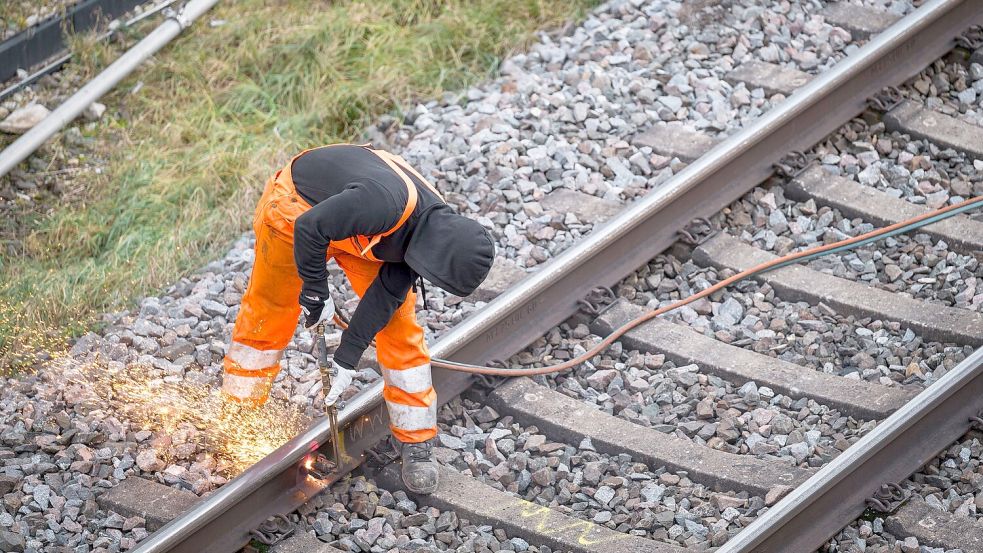 Aufgrund des schlechten Zustands des Schienennetzes wird derzeit so viel gebaut wie nie. (Archivbild) Foto: Daniel Vogl