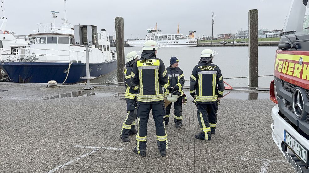 Die Feuerwehr war im Hafen von Norddeich im Einsatz. Foto: Thomas Weege/Feuerwehr Norden