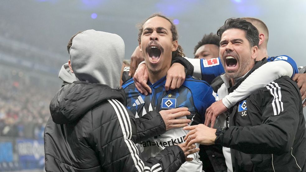 Yussuf Poulsen (M) lässt sich für seinen Siegtreffer feiern. Foto: Marcus Brandt