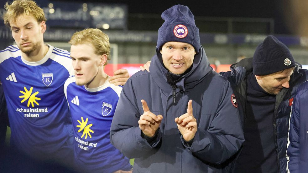 War nach dem Spiel angefressen: Kickers-Sportchef Henning Rießelmann. Er richtete noch auf dem Platz einige Worte an das Team. Foto: Jens Doden/ Emden