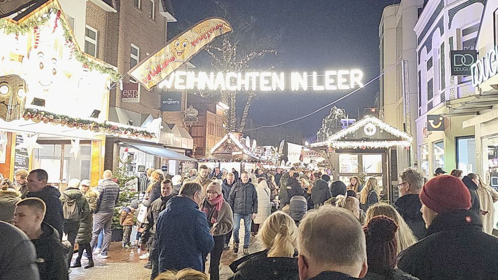 Auch in Leer wird der Weihnachtsmarkt an diesem Wochenende gut besucht. Foto: Bodo Wolters