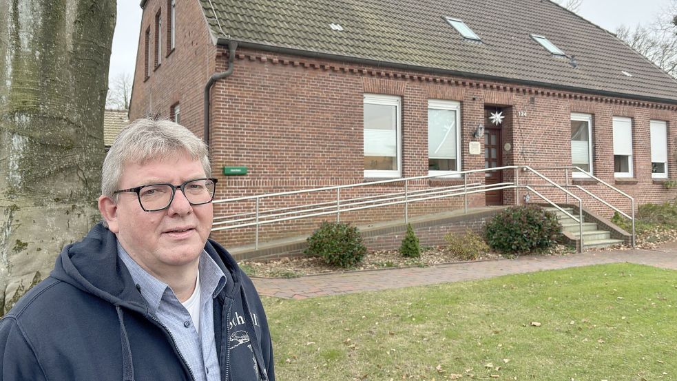 Die Verantwortlichen der katholischen Kirchengemeinde St. Bernhard in Flachsmeer beraten darüber, was mit dem alten Pfarrhaus an der Papenburger Straße passieren soll. Nach Auskunft von Diakon Jürgen Scholz (Foto) wird das Gebäude nicht mehr benötigt. Foto: Carsten Ammermann