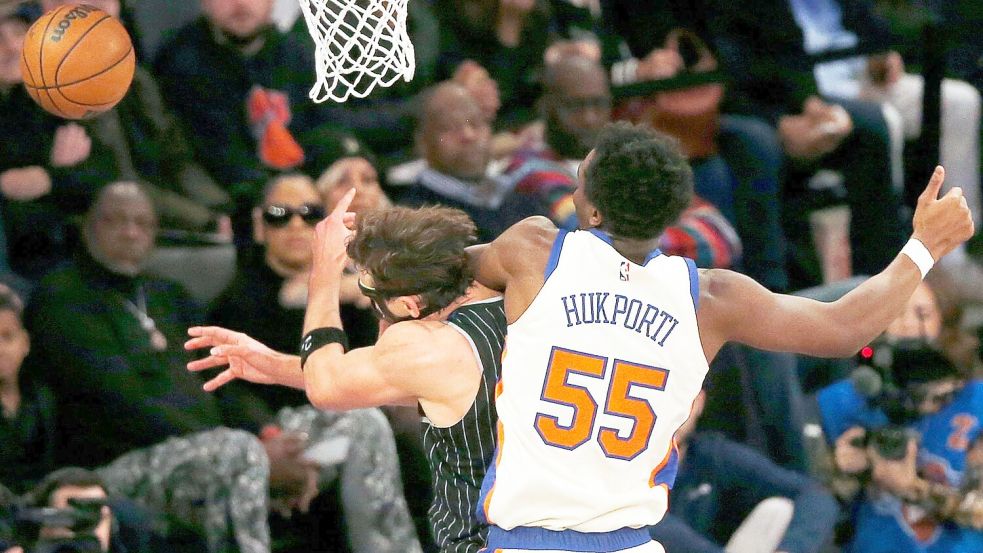 NBA-Star Franz Wagner (links) wird von seinem deutschen Landsmann und Gegenspieler Ariel Hukporti folgenschwer gefoult. Foto: John Munson/AP/dpa