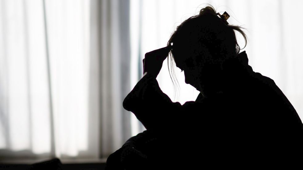 Silhouette einer Frau vor einer hellen Fensterfront Foto: Julian Stratenschulte