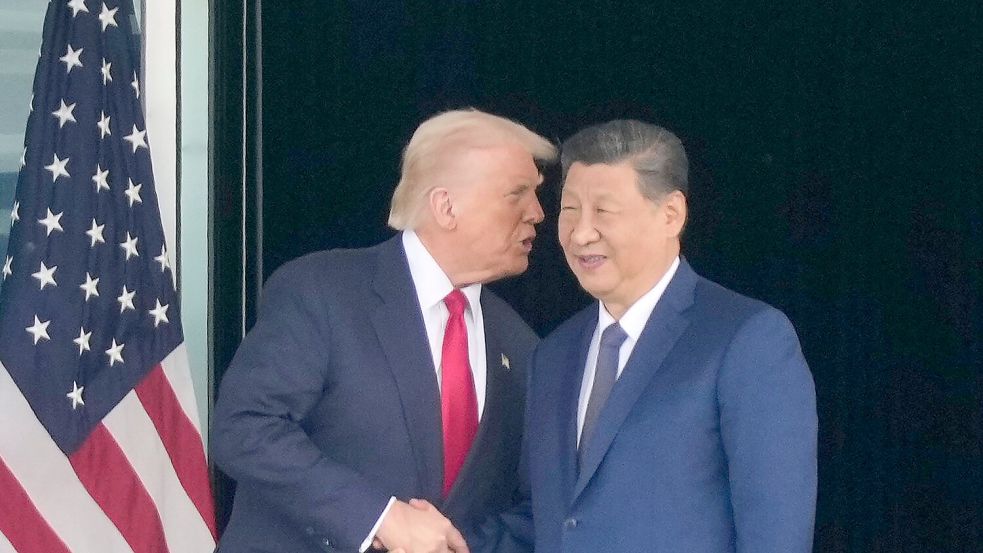 Chinas Präsident Xi und US-Präsident Trump hatten in Südkorea ein persönliches Treffen. (Archivbild) Foto: Mark Schiefelbein/AP/dpa