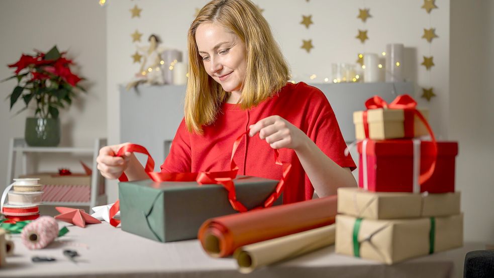 Wie können wir zu Hause glücklich unserem Alltag nachgehen, während draußen globale Krisen herrschen? Foto: dpa/Inga Erhan
