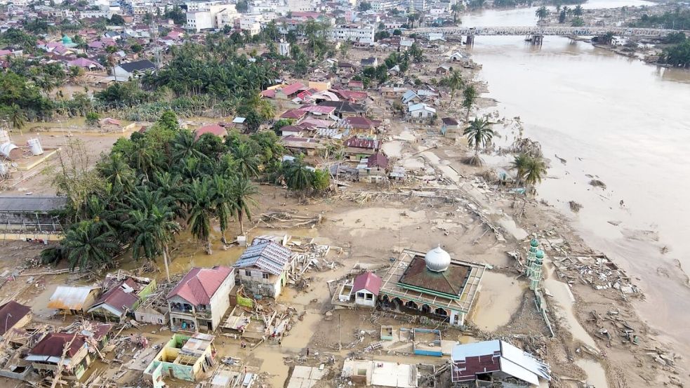 Immer mehr Menschen verlieren auf Sumatra ihre Häuser, werden vermisst oder sterben in der Flutkatastrophe, die als eine der schwersten der zurückliegenden Jahre gilt. (Archivbild). Foto: Binsar Bakkara/AP/dpa