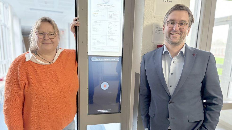 Die Ärzte Dr. Christiane Freese und Günter Trabs am Eingang ihrer neuen Gemeinschaftspraxis in der Norder Klinik. Foto: Rebecca Kresse