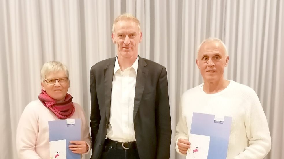 Emdens Stadtsportbund-Vorsitzender Peter Bartsch zeichnete Imke Pfeiffer und Antonio Dionisio mit der Silbernen Ehrennadel des Landessportbundes aus. Foto: privat