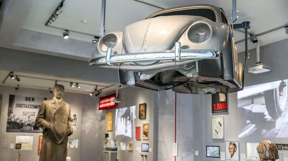 Stalin blickt in Richtung eines VW-Käfers - die Geschichte von BRD und DDR wird parallel erzählt. Foto: Oliver Berg