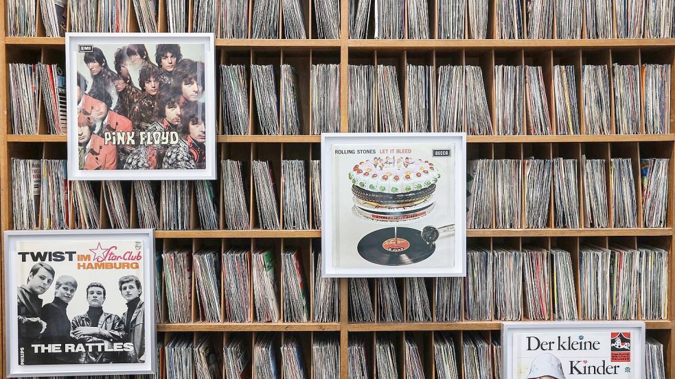 Eine Schallplatten-Theke ist ein besonderer Hingucker der Ausstellung: Besucher können selbst Musik auflegen. Foto: Oliver Berg