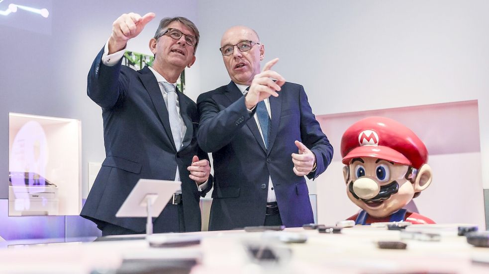 Nicht nur Kulturstaatsminister Wolfram Weimer und der Präsident der Stiftung Haus der Geschichte, Harald Biermann, können nun rätseln, welche Handy sie noch kennen. Foto: Oliver Berg