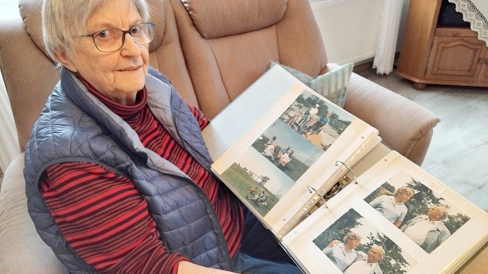 Therese Feldmann verwahrt in Fotoalben Erinnerungen an die gemeinsame Zeit mit Familie Fahrner. Foto: Clarissa Scherzer