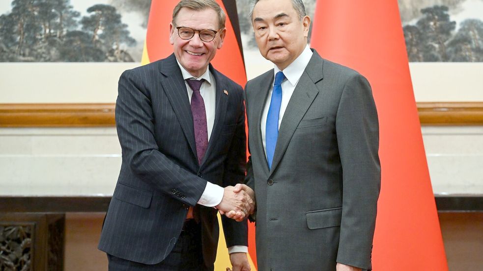 Beim Treffen von Außenminister Johann Wadephul (l., CDU) mit seinem chinesischen Kollegen Wang Yi geht es auch um Handelsbarrieren und den russischen Angriffskrieg auf die Ukraine. Foto: Soeren Stache