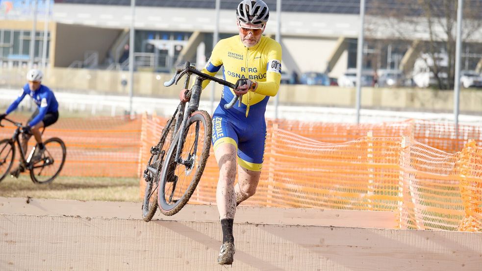 Das Rad hier in der Hand, aber bald beim Heim-Rennen wieder im Sattel: Simon Michalowski. Foto: Privat