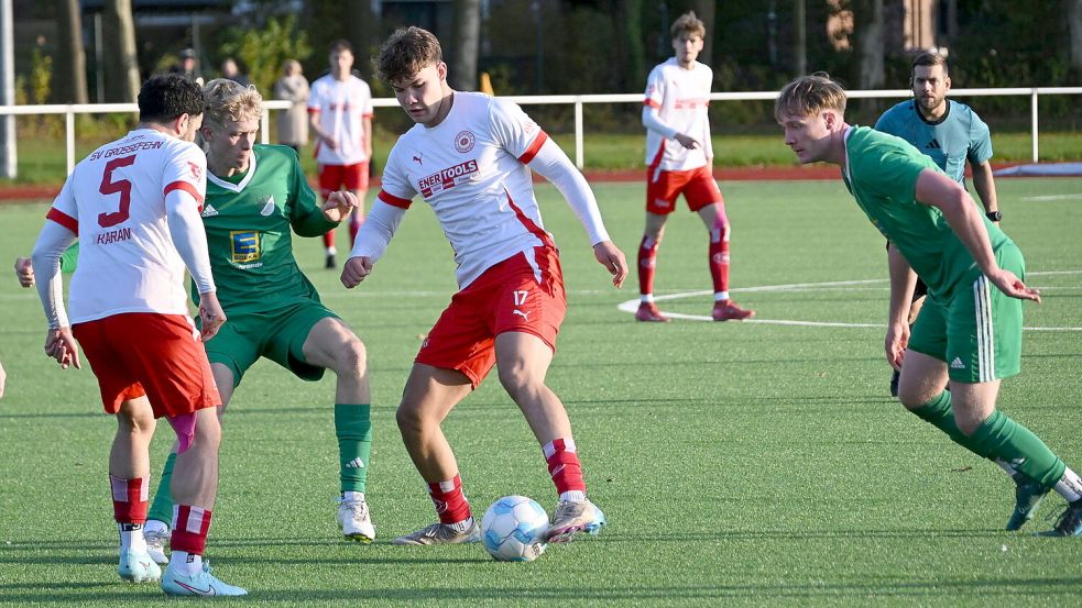 Klaas Bikker (am Ball) hat sich mit vier Nominierungen einen Platz in unserer „Elf der Hinrunde“. Foto: Steenhoff