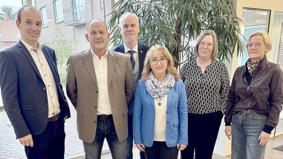 Sie bündeln ihre Zusammenarbeit (von links): Sören Saathoff (KVHS BBB), Friedhelm Endelmann (Beteiligungs GmbH), Erster Kreisrat Dr. Frank Puchert, Irina Eifert (KVHS), Stefanie Jordan (AuNo) und Tanja Frerichs (PBZ). Foto: Landkreis Aurich