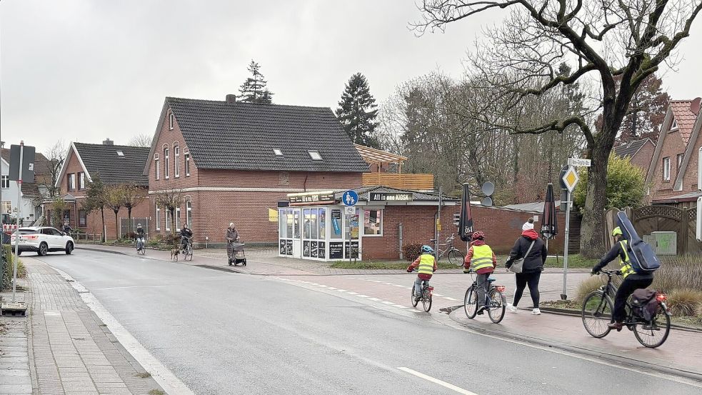 Es sind unterschiedliche Arten von Fußgängern auf dem Fußweg am Hoheberger Weg unterwegs. „Fuss“ möchte verhindern, dass sie „immer die Leidtragenden“ von Verkehrsmaßnahmen sind. Foto: Karin Böhmer