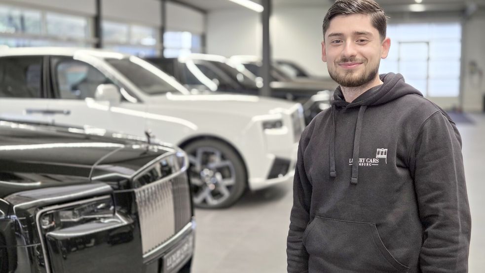 Der 26-Jährige Giuliano Giacalone ist Verkäufer bei Luxury Cars Hamburg in Schenefeld (Schleswig-Holstein). Angefangen hat er in dem Laden als Mädchen für alles. Foto: Bjarne Rost