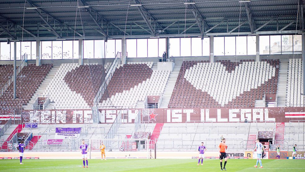 Vor dieser Nicht-Kulisse wurde im Frühsommer 2024 der Abstiegskampf der 2. Fußball-Bundesliga entschieden. Nun treffen sich die damals nicht gerade im Guten auseinander gegangenen Klubs bald zum Testspiel. Foto: imago/Wedel