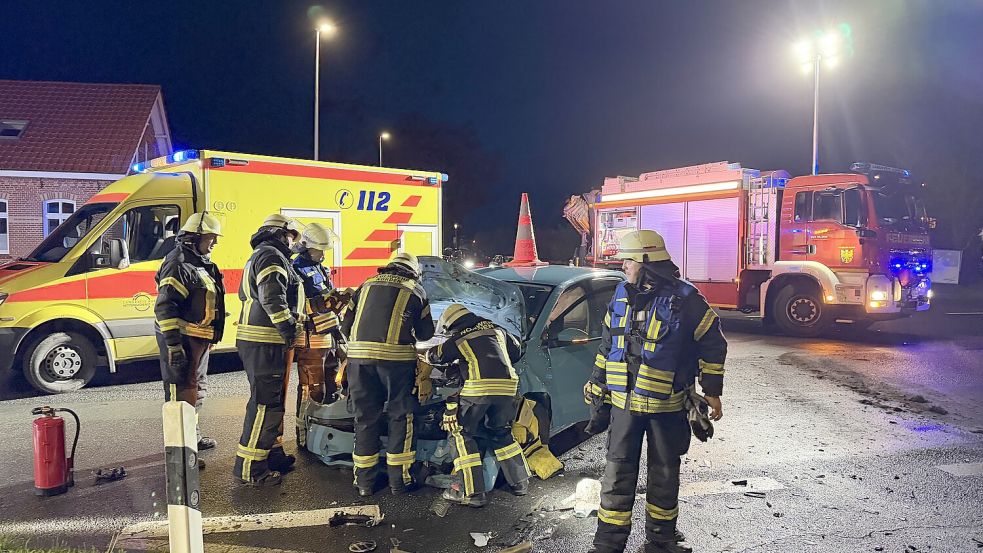 Ein VW e-Up wurde bei einem Unfall in Norddeich beschädigt. Foto: Feuerwehr Norden/Thomas Weege