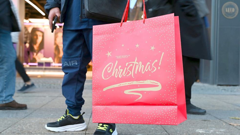 Weihnachtseinkäufe gibt es auch für sich selbst. Foto: Elisa Schu/dpa