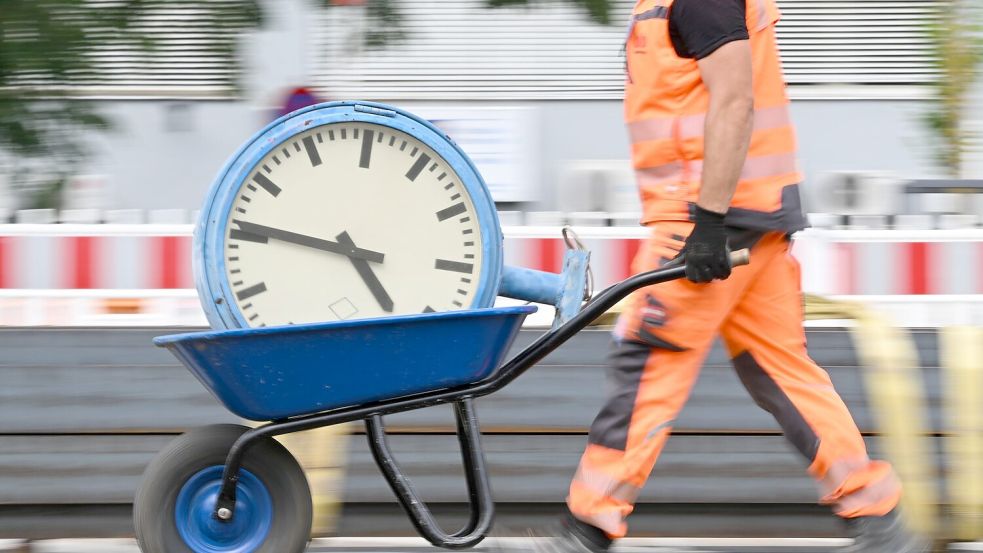 Immer wieder wird über die Arbeitszeit und auch die Abschaffung von Arbeitstagen diskutiert. (Symbolbild) Foto: Arne Dedert/dpa/dpa-tmn