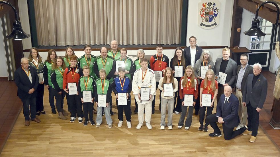 Die Sportlerinnen und Sportler aus Großefehn präsentieren stolz Medaillen und Urkunden, mit denen sie ausgezeichnet wurden. Foto: privat