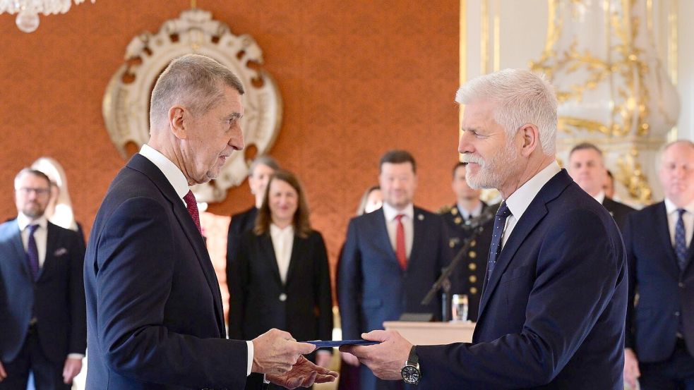 Der tschechische Präsident Petr Pavel (r) ernennt Andrej Babis zum neuen Ministerpräsidenten. Foto: Kamaryt Michal/CTK/dpa