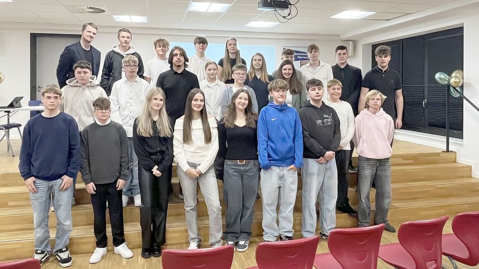 Die Schülerinnen und Schüler aus den Jahrgängen 9 und 10 stellten auf der Gründungsversammlung das Konzept ihrer Genossenschaft vor. Foto: privat