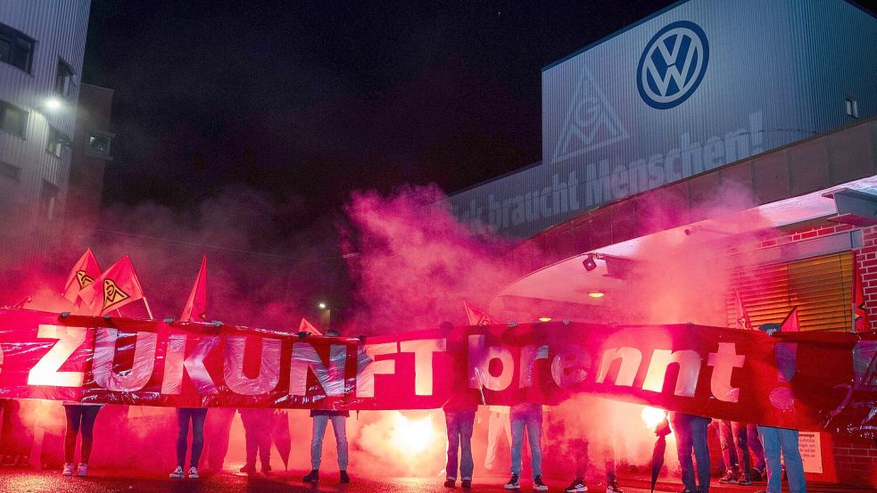 Auf dem Platz vor dem „Tor 2“ an der Karmannstraße in Osnabrück kam es zu einer rund 75-minütigen Protestkundgebung der IG Metall. Foto: Swaantje Hehmann