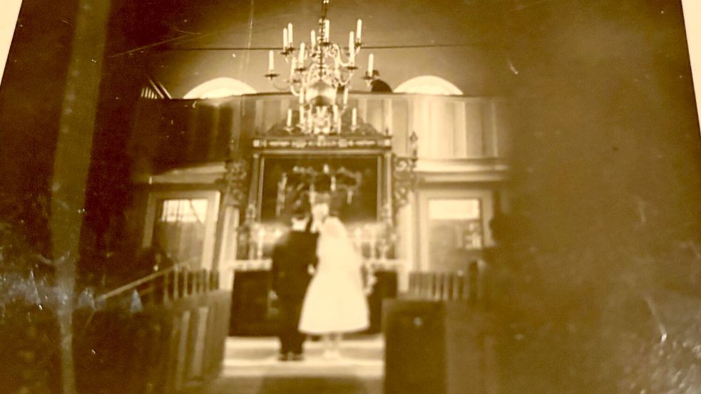 Vor 65 Jahren traten die Leerhoffs vor den Altar. Der Moment wurde festgehalten – durch das Schlüsselloch der Kirche. Foto: privat