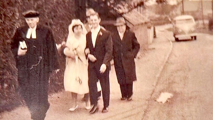 Zur Hochzeit fuhren die beiden mit dem Firmen-Bulli. Foto: privat