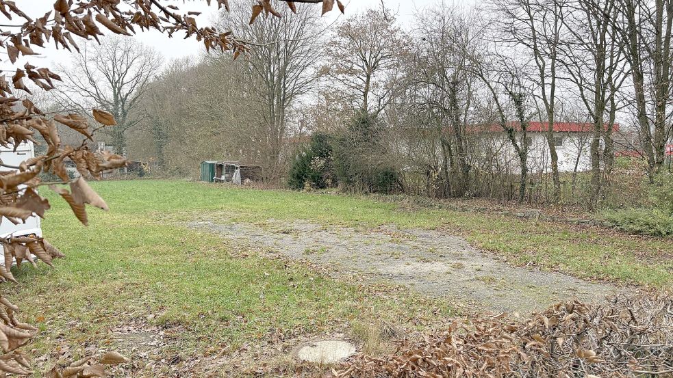 Neben dem Sportplatz von RW Sutthausen würde ein Investor gern bezahlbaren Wohnraum schaffen, aber die Stadt lehnt das ab. Rechts sind die Funktionsräume des Sportplatzes zu erkennen. Foto: Wilfried Hinrichs