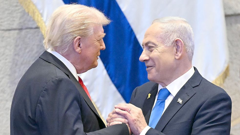 US-Präsident Donald Trump erklärte nach Verhandlungen auch mit Israels Ministerpräsidenten Benjamin Netanjahu Frieden im Nahen Osten. (Archivbild) Foto: Saul Loeb/POOL AFP/AP/dpa